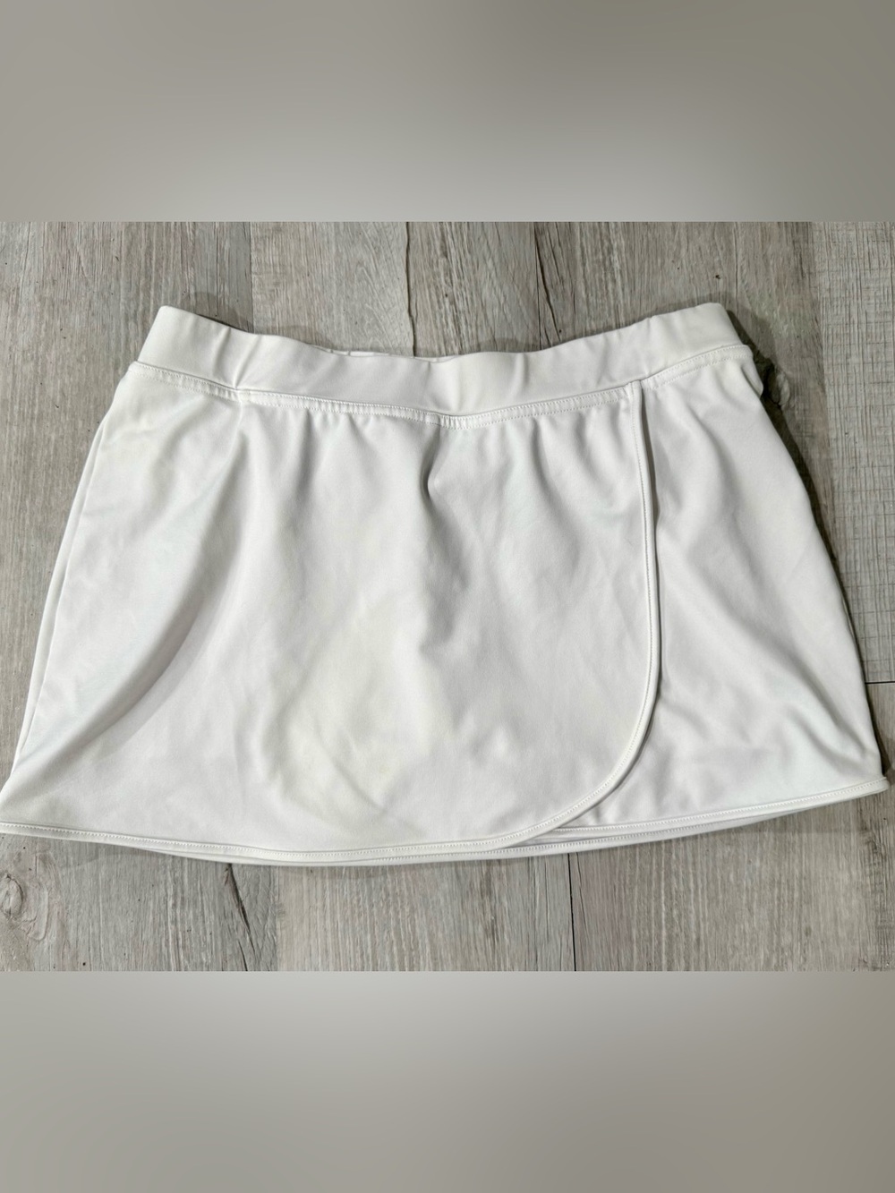 Women’s Aspire White Sports Skirt with Subtle Line Accent